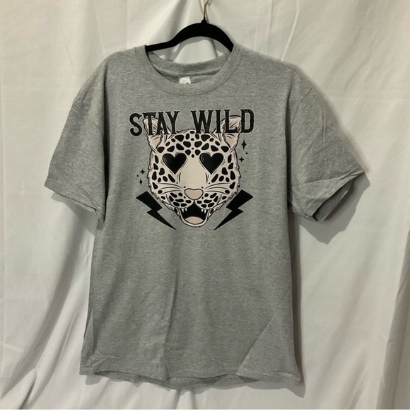 NWOT Women’s Gray Short Sleeve T-Shirt Size Large Stay Wild - Picture 2 of 6